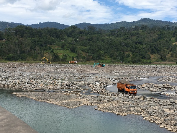 Extractive activities in the channel of the Jeneberang river (upper reaches) during the dry season, 2019. Photo credit: Wendy Medina De Loera.