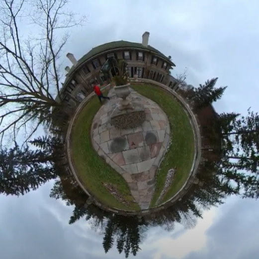 image centrée sur le sole devant le manoir Glendon sous un ciel gris. l'éffet 360 donne l'impression d'un minuscule monde circulaire entouré de ciel de tout les côtés.