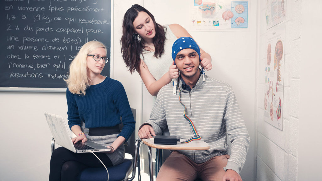 Des étudiants et étudiantes sur le campus Glendon.