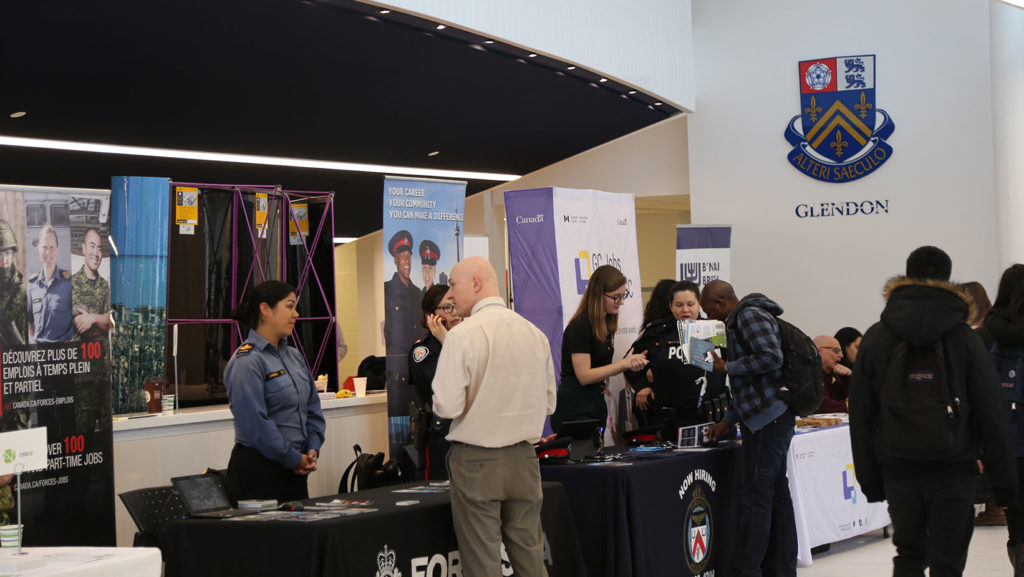 Des étudiants et étudiantes sur le campus Glendon.