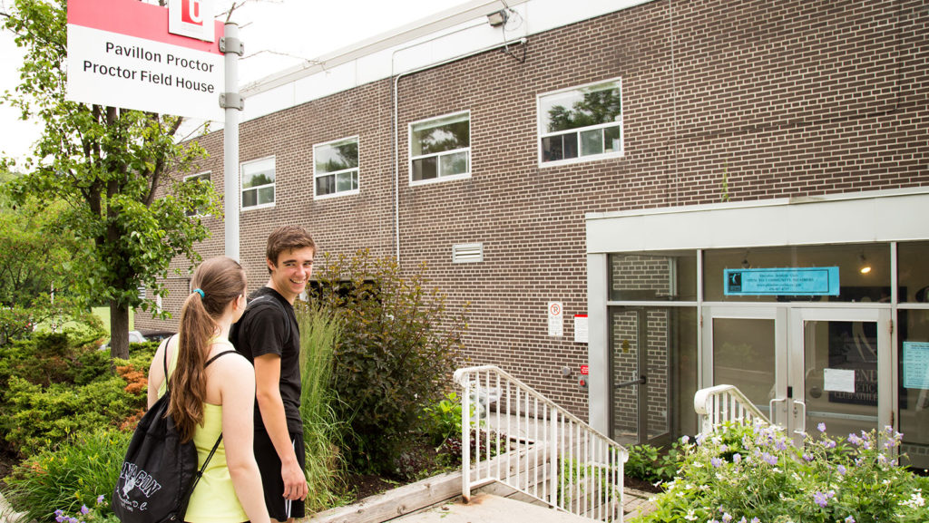 Des étudiants et étudiantes sur le campus Glendon.