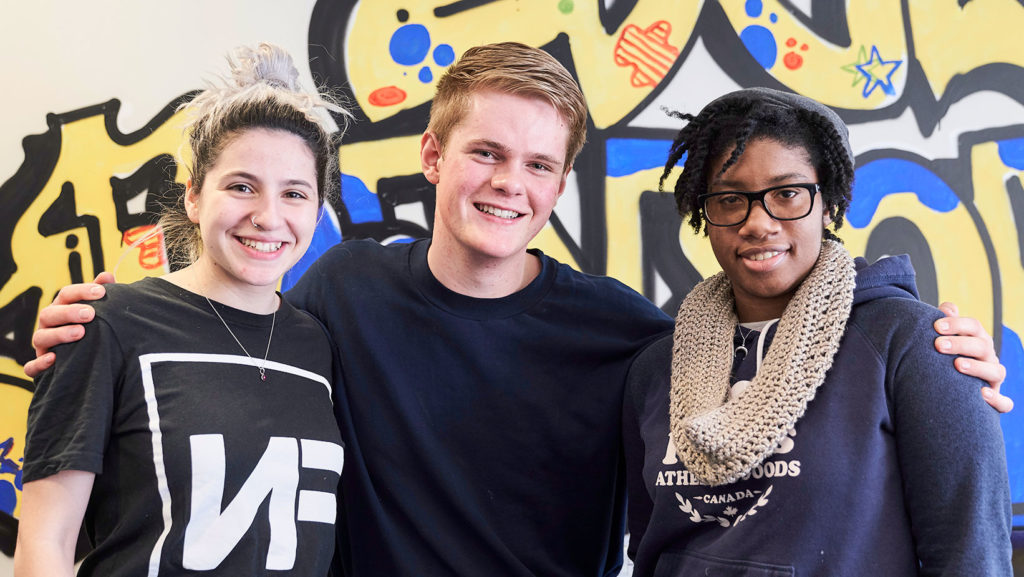 Des étudiants et étudiantes sur le campus Glendon.