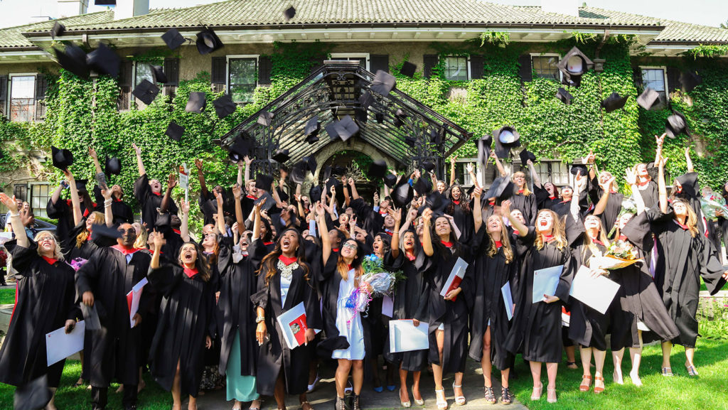 Des étudiants et étudiantes sur le campus Glendon.