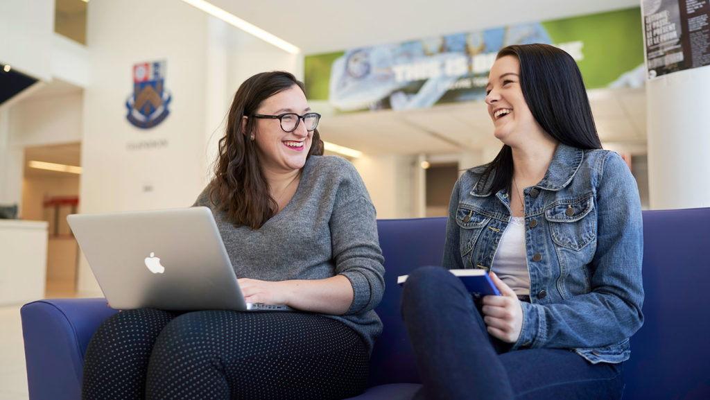 Des étudiantes sur le campus Glendon.