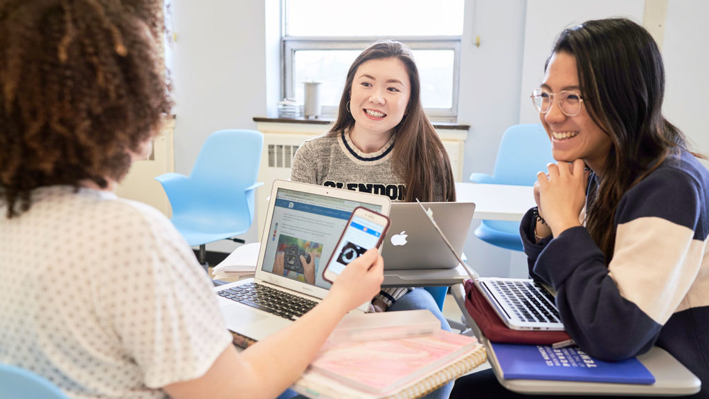 Des étudiantes sur le campus Glendon.