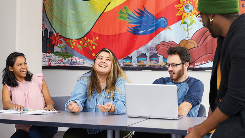 Des étudiants et étudiantes sur le campus Glendon.