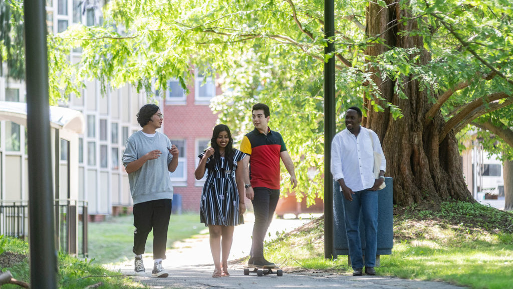 Des étudiants et étudiantes sur le campus Glendon.