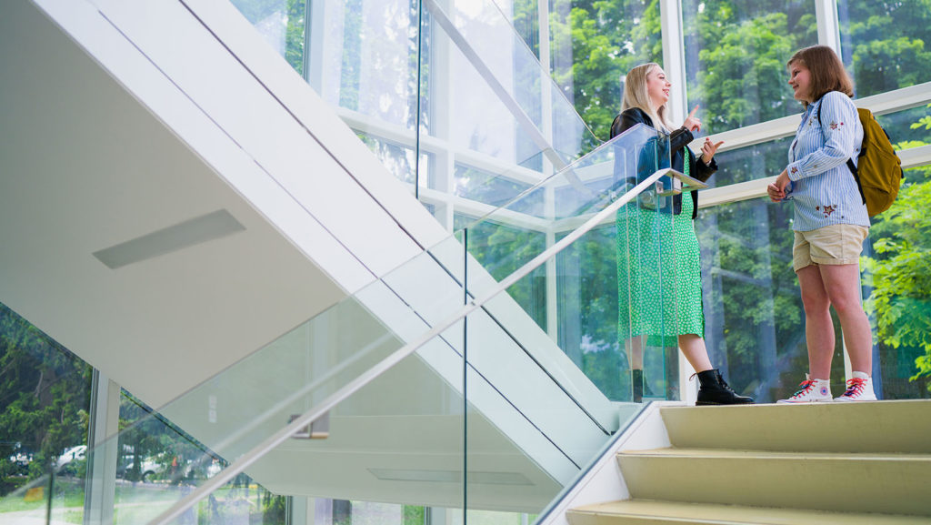 Des étudiantes sur le campus Glendon.