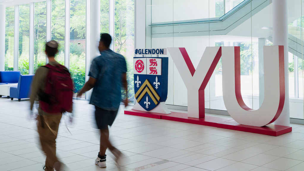 Des étudiants sur le campus Glendon. 