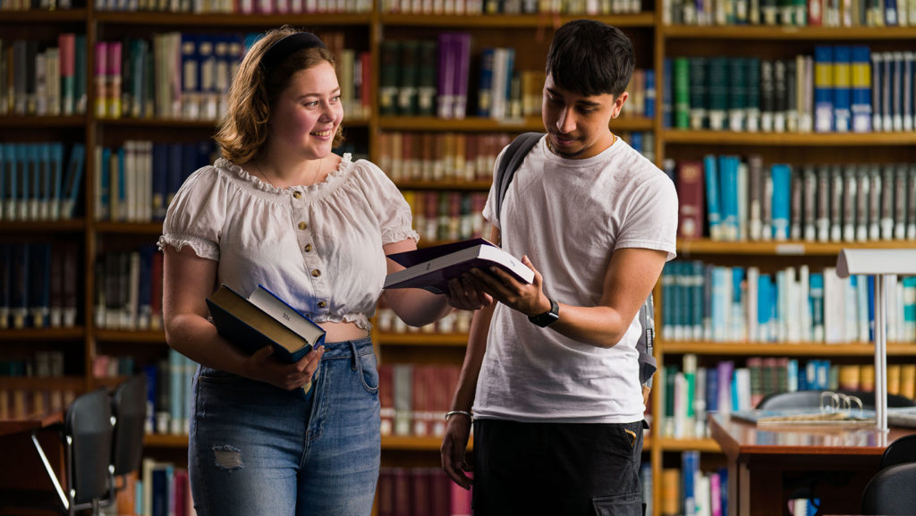 Des étudiants et étudiantes sur le campus Glendon.