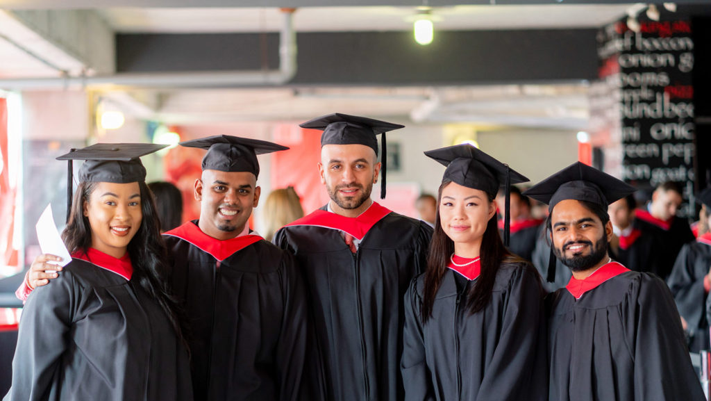 Des étudiants et étudiantes sur le campus Glendon.