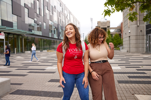 photo of students in front of the Life Sciences Building