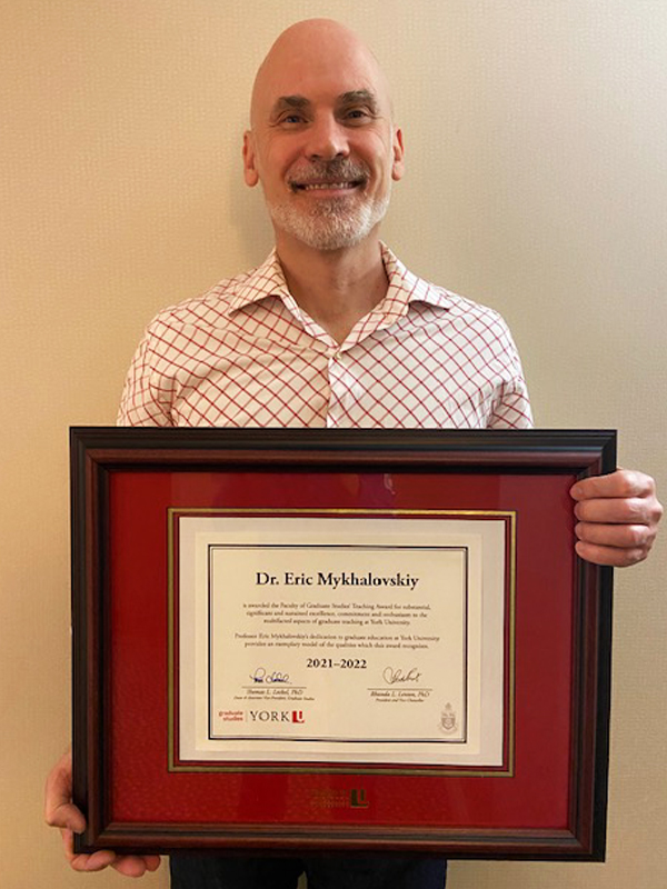 photo of Professor Eric Mykhalovskiy with his faculty teaching award