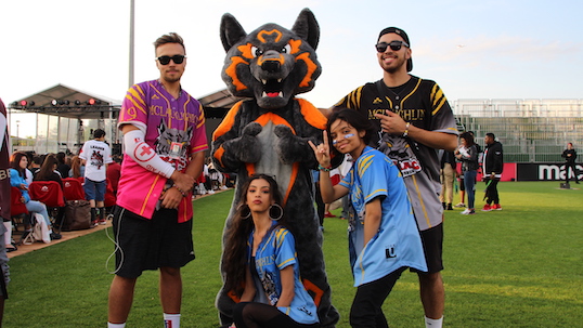 McLaughlin College students at orientation with the New College mascot