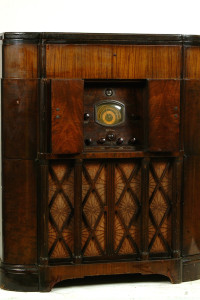 1996_0180a-copy RCA Victor: Model D22-1 (c.1935), New Jersey, United States, 110 x 91 x 49cm. Musée des ondes Emile Berliner.