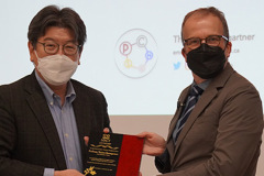 Thomas-B-receiving-the-54th-IOCF-lectureship-from-Prof.-Suginome-in-Kyoto-November-2022