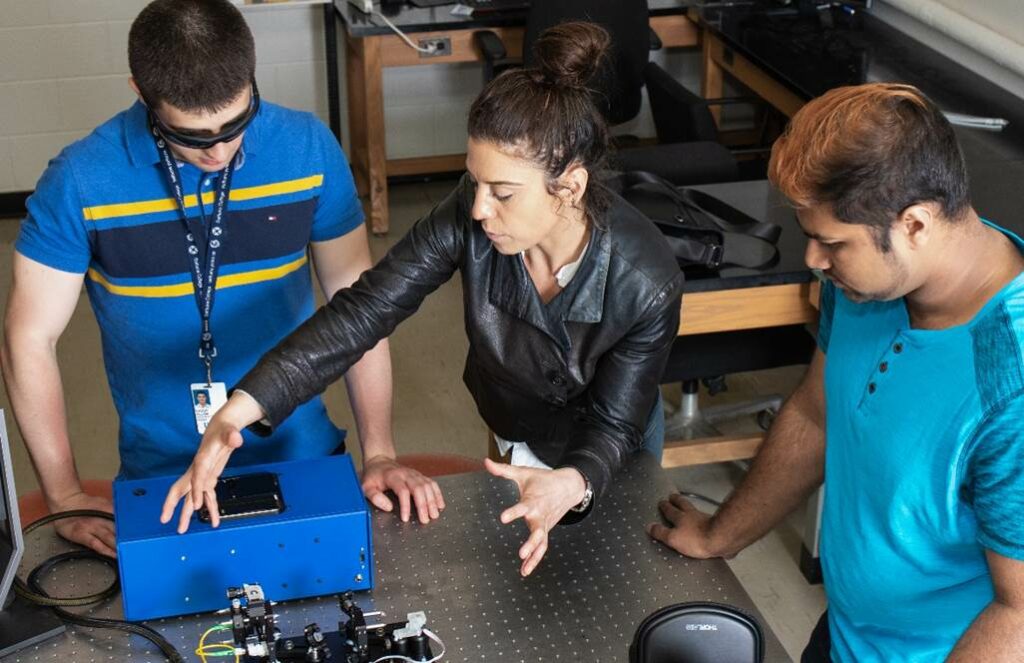 Ozzy Mermut works with students in the Mermut integrated Biophotonics Applied Research Lab.