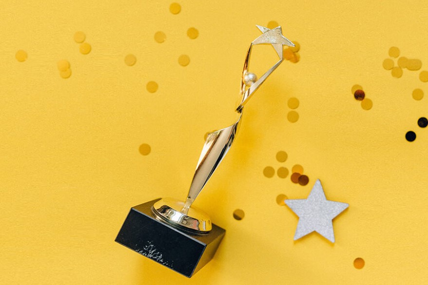 Award with yellow and silver confetti