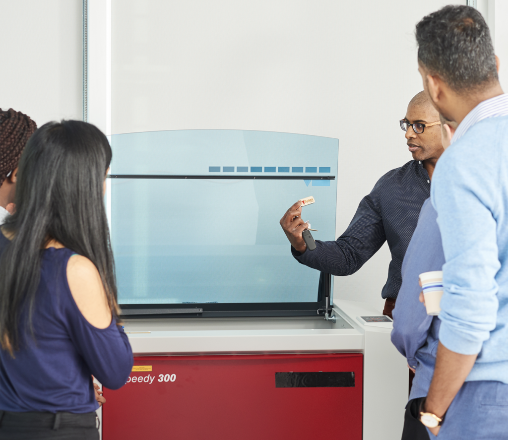 Groupe de personnes devant une  machine